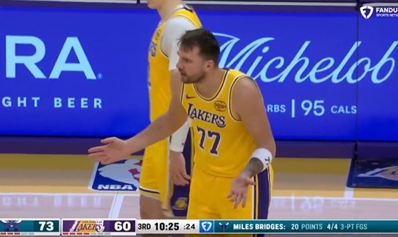 开云官网-东契奇一直摊着手抱怨 黄蜂解说嘲讽：这家伙就是个怨妇