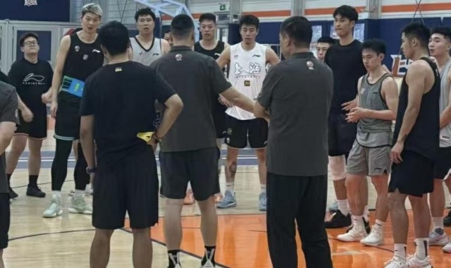 张镇麟热身赛即将复出，广州NBA季前赛阵容出炉，北控签15+6外援
