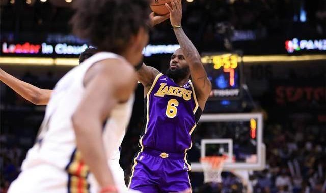 开云-再遇里程悲！詹姆斯空砍39分湖人附加赛席位不保