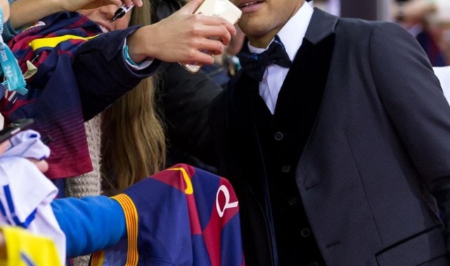 kaiyun-内马尔戴帽出席2015年金球奖晚会|内马尔·达·席尔瓦|足球|FIFA|帽子_新浪体育_新浪新闻