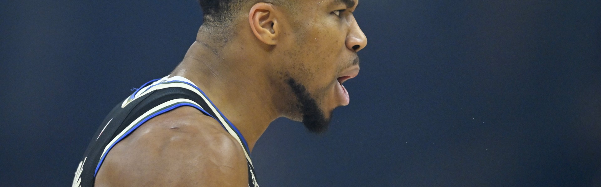 开云-仍然是怪兽！字母哥持球推进直接杀篮下 隔着两人完成炸扣